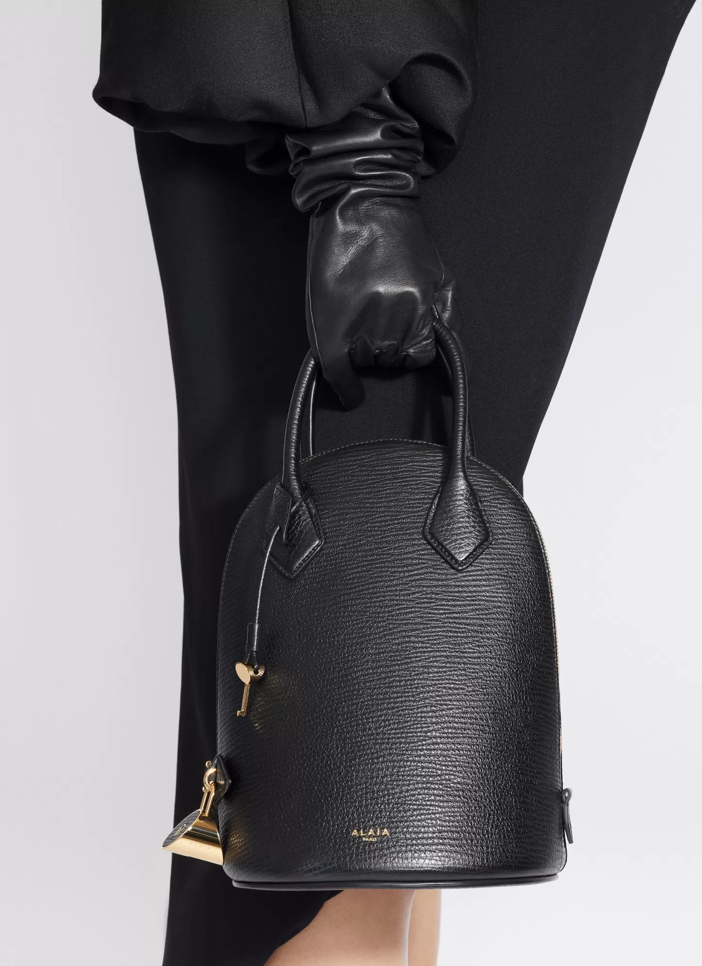 Alaïa DOME 19 BAG IN CALFSKIN Black Outlet