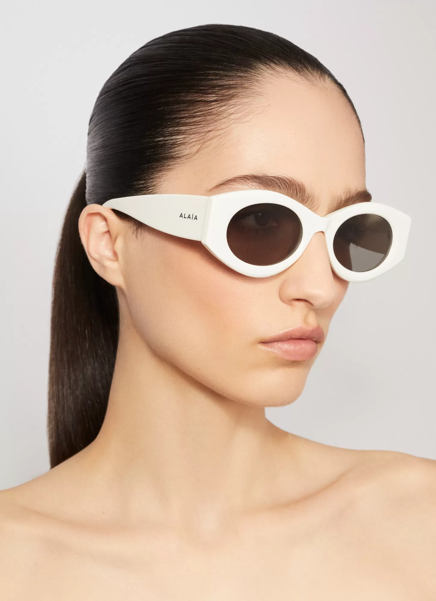 Alaïa OVAL SUNGLASSES White Flash Sale